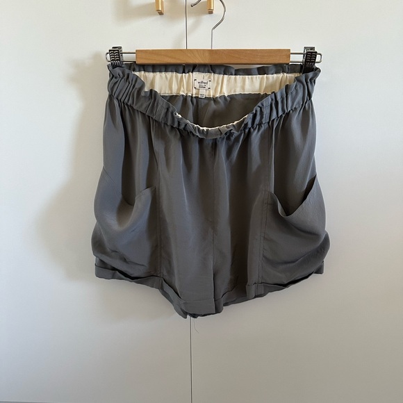Aritzia/ Wilfred shorts - Picture 1 of 6